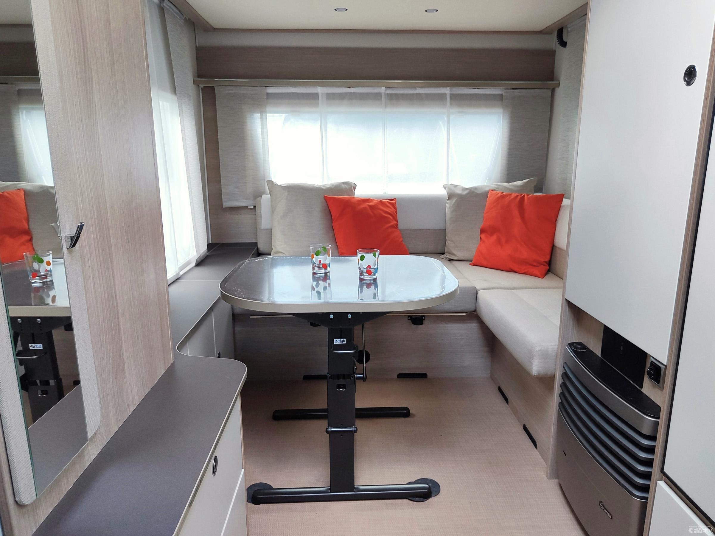 Burstner Premio Plus 410 TS – Caravan per famiglia