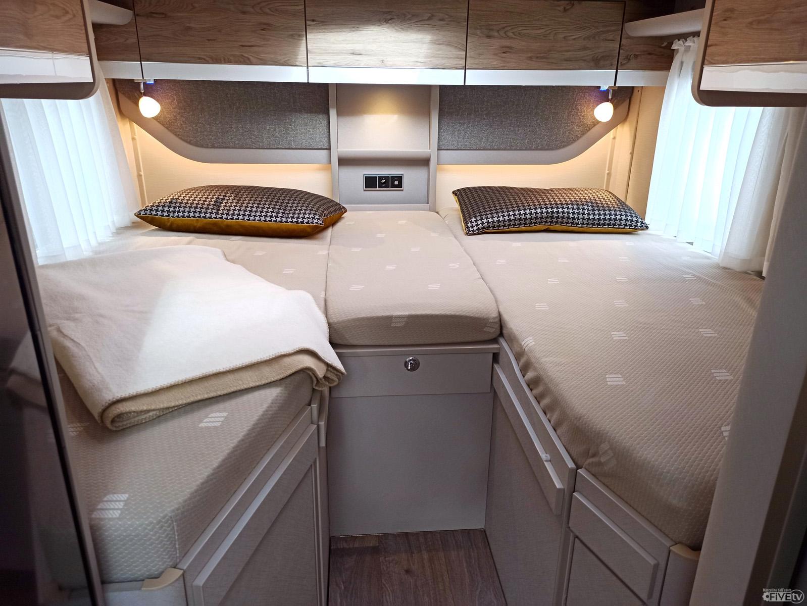 Hymer Exsis-I 474: Motorhome 4 posti letti gemelli